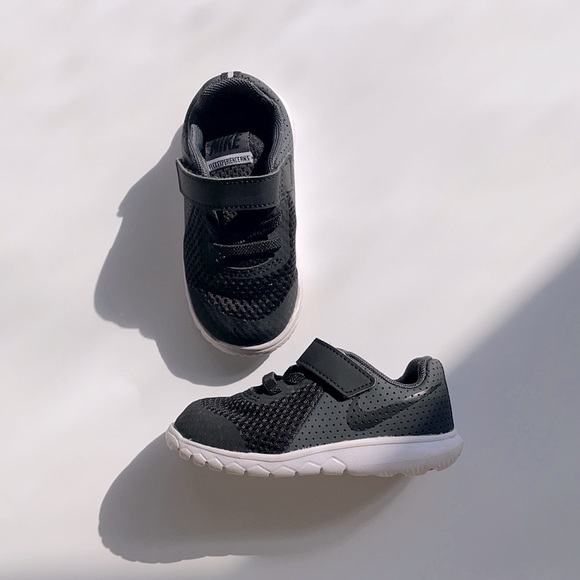 6C Nike (small child), Black & White sneakers. - Picture 1 of 3